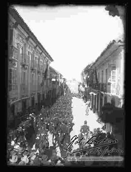 Desfile cívico del 16 de julio, pasando por la calle Mercado.