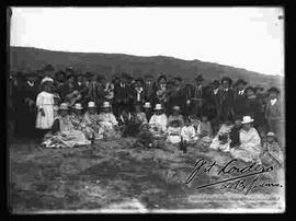 Familia y amigos en un día de campo por la zona de Miraflores, acompañados por un conjunto musical de estudiantina en carnavales.