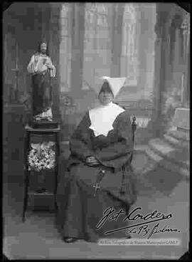 Fotografía de estudio. monja del Sagrado Corazón de Jesús