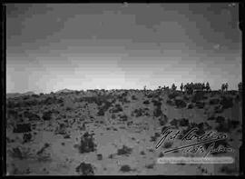 Vista panorámica de comandantes en el campo de práctica de maniobras Militares, al amanecer