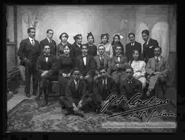 Foto de estudio de un grupo de jóvenes y señoritas estudiantes de un instituto, junto a sus profesores