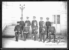 Hans kunt junto a oficiales e instructores del Colegio Militar