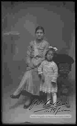 Foto de estudio de una dama junto una niña (madre e hija)