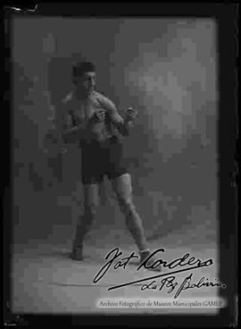 Foto de estudio de un boxeador del club Pabón, entrenando