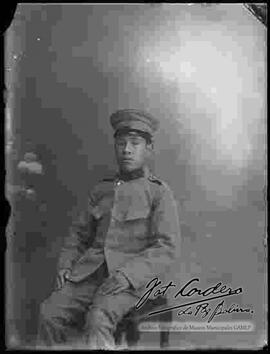 Foto de estudio de un soldado, sentado en una silla