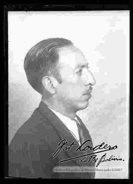Julio Cordero Ordoñez,  dos tomar de medio cuerpo.