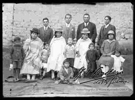 Una familia reunida en el patio de una casa particular