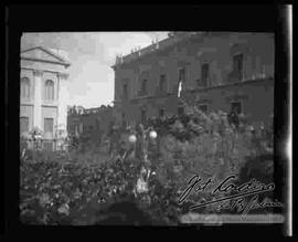 Grupo de personas en el balcon del palacio de gobierno, viendo la concentración de la muchedumbre por la Plaza Murillo. 27 de septiembre de 1946.