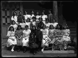 Grupo de señoritas de un instituto