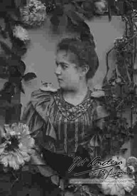 Imagen de una dama en un cuadro con adornos florales.