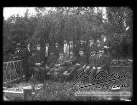 Grupo de médicos en el jardín de una casa particular