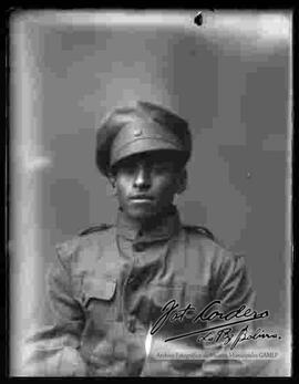 Foto de estudio de medio cuerpo, de un soldado