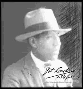 Reproducción de la imagen de medio cuerpo de un varón que viste de traje y sombrero.