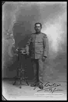 Foto de estudio de un Militar