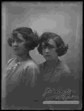 Foto de estudio de medio cuerpo y con esfumador de dos señoritas (hermanas), que presentan dos modelos de peinados para cabello corto.