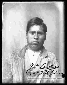Foto de estudio de medio cuerpo de un campesino