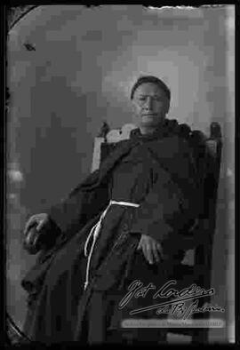 Sacerdote  franciscano en el patio del Convento de San Francisco