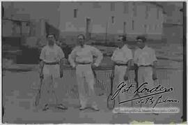 Cuatro jugadores de tenis en el interior de la cancha de un club