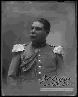 Foto de estudio de medio cuerpo del General quiroz comandante del Colegio Militar
