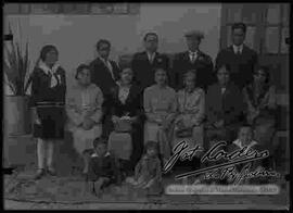 Familia en el patio de una casa