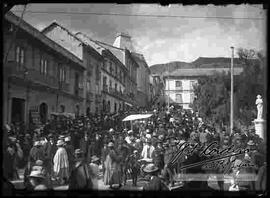 Concurrencia de una multitud de personas en la feria de la alasita en la plaza Murillo