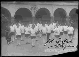 Estudiantes del colegio Vicenta Juariste Eguino, realizando practicas  de educación física en el patio del colegio, junto a sus profesoras