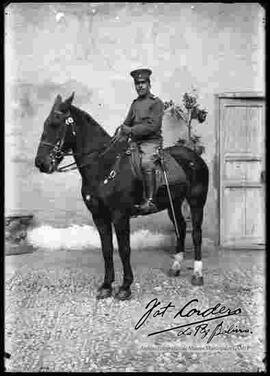 Oficial del Caballería, montado en su caballo