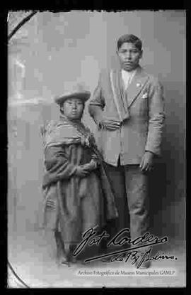 Foto de estudio de dos una cholita junto a su hermano. provincianos