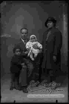 Retrato  de estudio de una familia