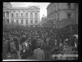 Concentración de una multitud de personas en la Plaza Murillo, donde se puede distinguir a Waldo Ballivián, edecan del presidente Gualberto Villarroel, colgado delante del palacio de gobierno y el 21 de julio junto a otra persona, durante la revolución de 1946.