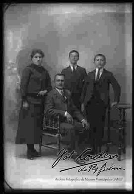 Retrato  de estudio de una familia