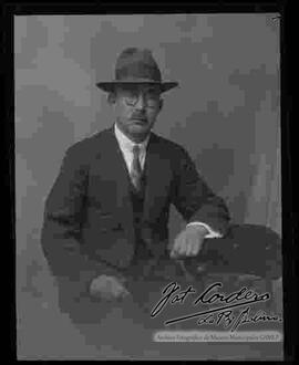 Fotografía de estudio de un varón.