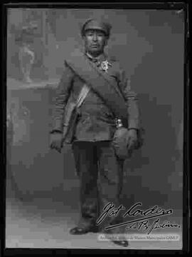 Foto de estudio de un soldado mensajero  de la Guerra del Chaco, con su equipo completo