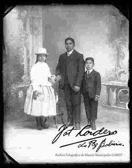 Foto de estudio de una familia. un padre junto a sus dos hijos