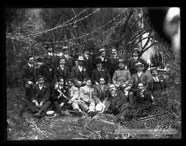 Grupo de abogados celebrando carnavales en un jardín.