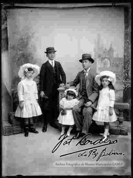 Foto de estudio de cinco hermanos. tres mujeres y dos varones