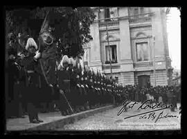 Cadetes del Colegio Militar, en formación delante del Palacio Legislativo, esperando al Presidente Ismael montes, después de la transmisión de mando