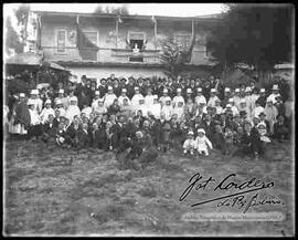 Grupo de cholas y varones celebrando carnavales en una casa particular.