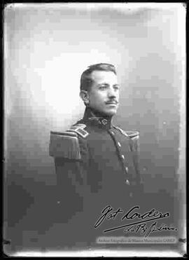 Foto de estudio con esfumador, de un Oficial del Ejercito