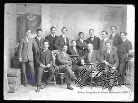 Foto de estudio de un grupo de varones vestidos de traje