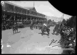 Cadetes Militares, montados a caballo, pasando por el palco oficial para la transmisión de mando