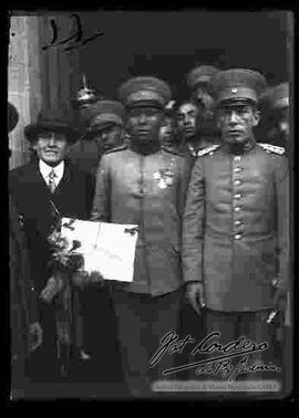 Sargento Froilán Tejerina, junto a oficiales, en la puerta del Palacio de Gobierno,  el día de su condecoración