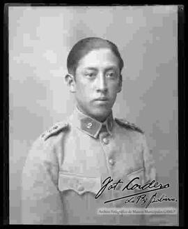 Foto de estudio de medio cuerpo de un Capitán del Regimiento de Artillería