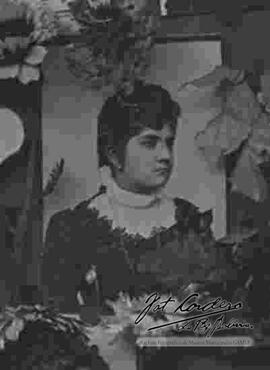 Imagen de una dama en un cuadro con adornos florales.