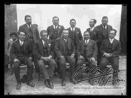 Grupo de abogados en el patio de una casa