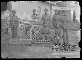 Soldados de batería del regimiento Camacho 1ro de artillería, en el patio del regimiento