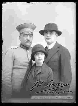 Foto de estudio de una familia. un padre junto a sus dos hijos