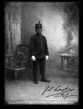 Foto de estudio de un soldado con uniforme francés