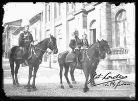 El presidente de la Republica Ismael Montes junto al Capitan General del Ejercito y un Militar, montados a caballo