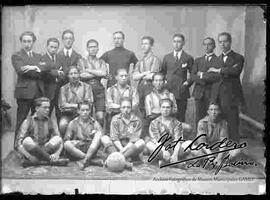 Foto de estudio de un equipo de futbol "Ever Ready" junto a sus dirigentes